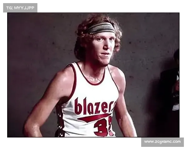 沃顿家族与球迷齐聚总决赛现场，悼念已故篮球巨星比尔的伟大贡献